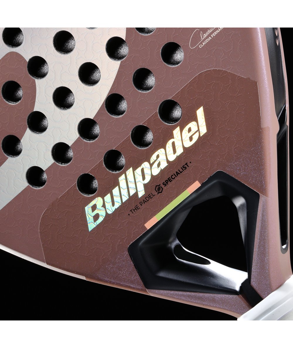 RAQUETE DE PADEL BULLPADEL WONDER de CLAUDIA FERNÁNDEZ