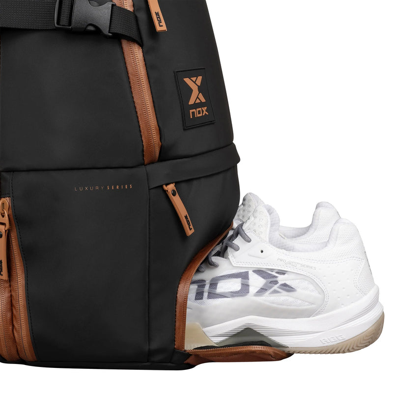 Abrir imagem na galeria, MOCHILA DE PADEL NOX  LUXURY OPEN SERIES PRETO/CASTANHO

