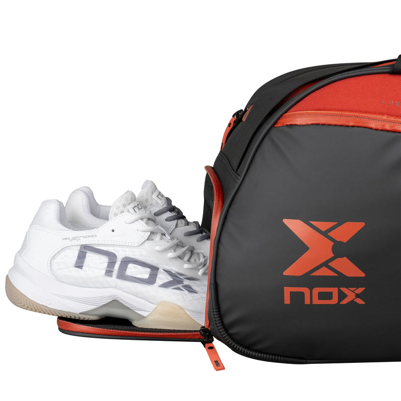 Abrir imagem na galeria, SACO DE PADEL NOX LUXURY OPEN SERIES PRETO/VERMELHO
